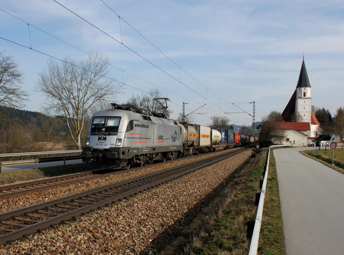 Die ES 64 U2-100 mit einem KLV-Zug am 01.03.2014 unterwegs bei Hausbach.