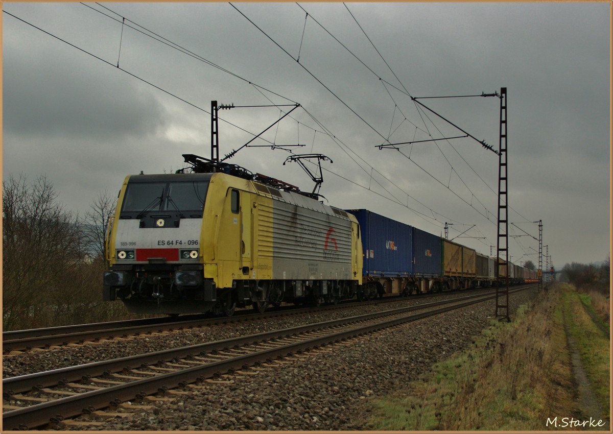 Die ES 64F4 -096 der TXlogistik mit einen Containerzug am 22.01.14 Richtung Gemünden.