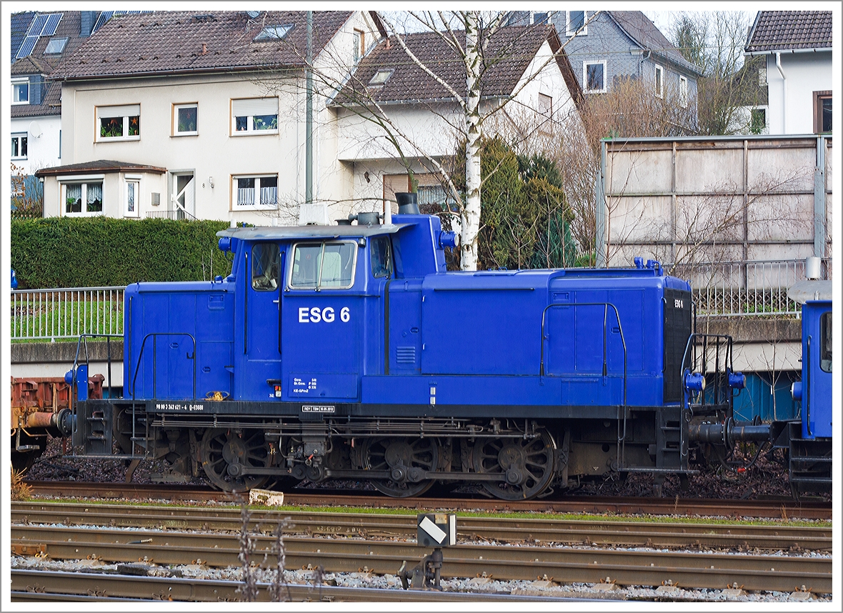 Die ESG 6 (363 621-4) der ESG Eisenbahn Service Gesellschaft mbH (Vaihingen an der Enz), ex DB V 60 621, ex DB 261 621-7, ex 361 621-6 sowie DB 365 621-2, abgestellt am 21.12.2013 in Kreuztal.

Die V 60 der schweren Bauart wurde 1959 bei MaK in Kiel unter der Fabriknummer 600210 gebaut und als V 60 621 an die Deutsche Bundesbahn geliefert. In Jahr 1968 erfolgte die Umzeichnung in 261 621-7,, eine weitere Umzeichnung in 361 621-6 erfolgte 1987. Ein Umbau mit Einbau einer Funkfernsteuerungen und Umzeichnung in 365 621-2erfolgte 1989. Im Jahr 2001 erfolgte eine Modernisierung durch die DB Fahrzeuginstandhaltung GmbH im Werk Chemnitz dabei bekam sie einen Caterpillar 12-Zylinder V-Motor CAT 3412E DI-TTA mit elektronischer Drehzahlregelung sowie u.a. eine neue Lichtmaschinen und Luftpresser, zudem erfolgte die Umzeichnung in 363 621-4.
Die Ausmusterung erfolgte 2010 und kam dann zur ESG, hier trägt sie nun die NVR-Nummer 98 80 3363 621-4 D-ESGBI.

Technische Daten:
Achsanordnung:  C
Höchstgeschwindigkeit im Streckengang: 60 km/h
Höchstgeschwindigkeit im Rangiergang: 30 km/h
Nennleistung: 465 kW (632 PS)
Drehzahl: 1.800 U/min
Anfahrzugkraft:   117,6 kN
Länge über Puffer:  10.450 mm
Gewicht:   53,0 t
Radsatzlast max:   16,7 t
Kraftübertragung:  hydraulisch
Antriebsart:  Blindwelle-Stangen
