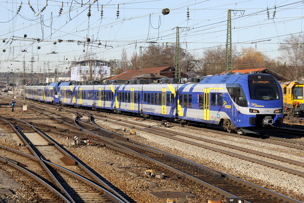 Die ET 306 + ET 322 mit dem Meridian von München nach Salzburg in Rosenheim am 16.12.2013