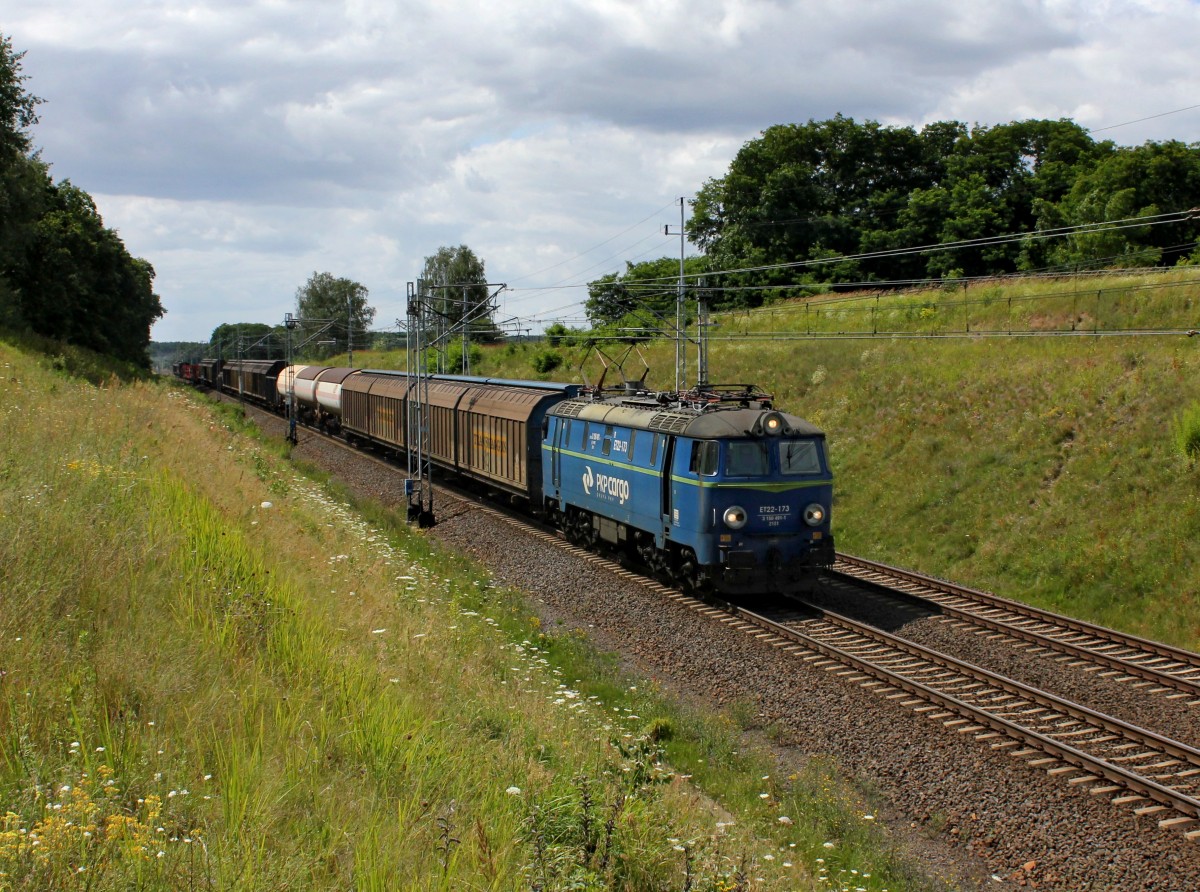Die ET22 173 mit einem Gterzug am 20.07.2012 unterwegs bei Kunowice.