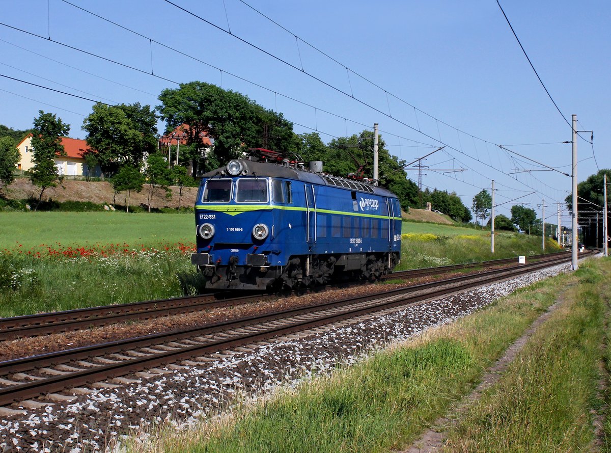 Die ET22 881 am 04.06.2015 unterwegs bei Křešice.