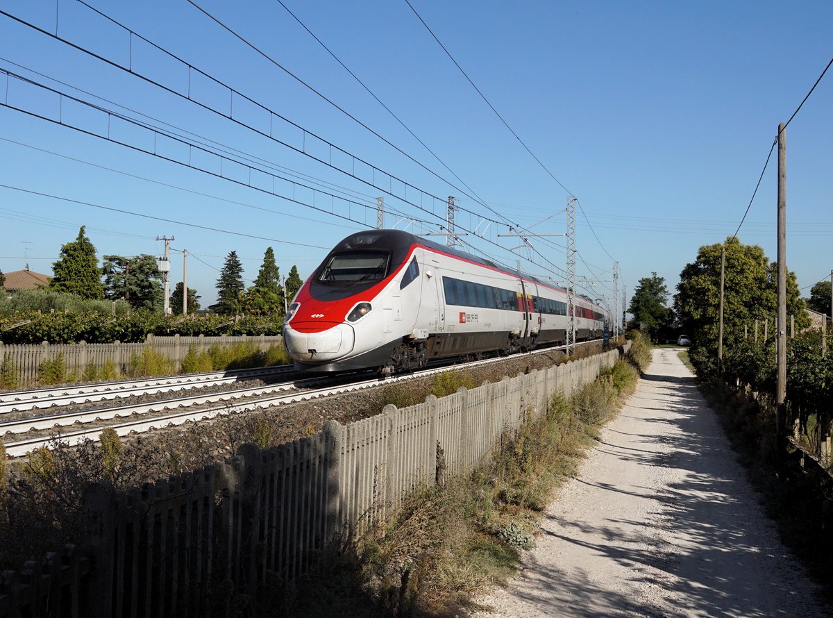 Die der ETR 610 110 als EC nach Genf am 28.09.2018 unterwegs bei Tagliaferro.