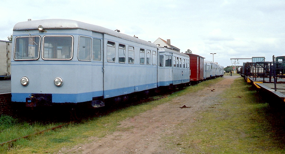 Die etwa 2,8 km lange Juister Inselbahn wurde 1982 stillgelegt, nachdem sie durch die Anlage eines ortsnahen Hafens überflüssig wurde. Im Mai 1981 steht T 5 im Ortsbahnhof. Der Triebwagen wurde 1950 von Talbot gebaut und als T 3 an die Eckernförder Kreisbahnen geliefert. 1958 kam er zur Sylter Inselbahn (dort T 24) und nach deren Stilllegung 1971 nach Juist. 1984 wurde er verschrottet.