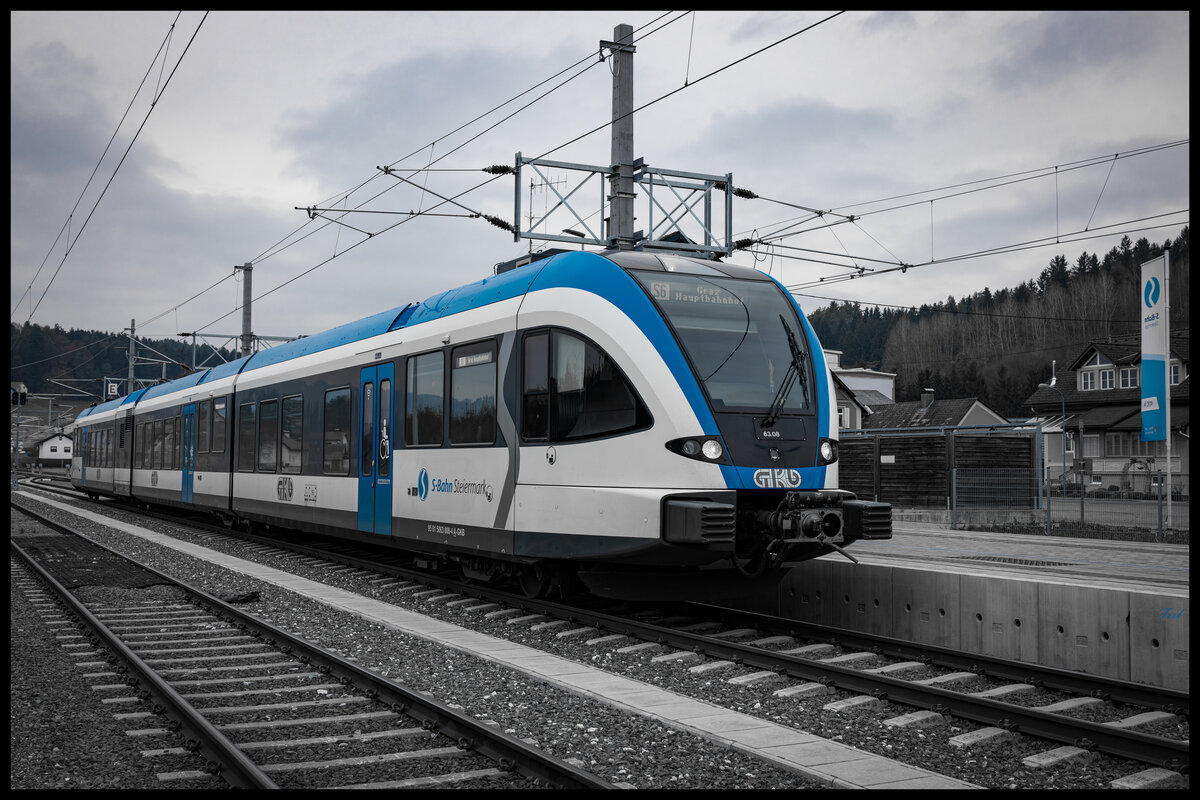 Die etwas andere Blaue Stunde bot sich gestern Abend im Bahnhof Wies Eibiswald 
5063.08 steht abfahrbereit am Bahnsteig 1 . 30.11.2023