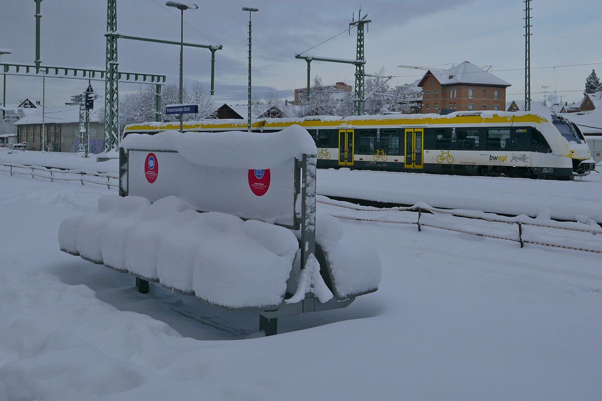 Die etwas andere  Polsterung  einer Sitzbank auf dem Bahnsteig von Friedrichshafen Stadt (15.01.2021)