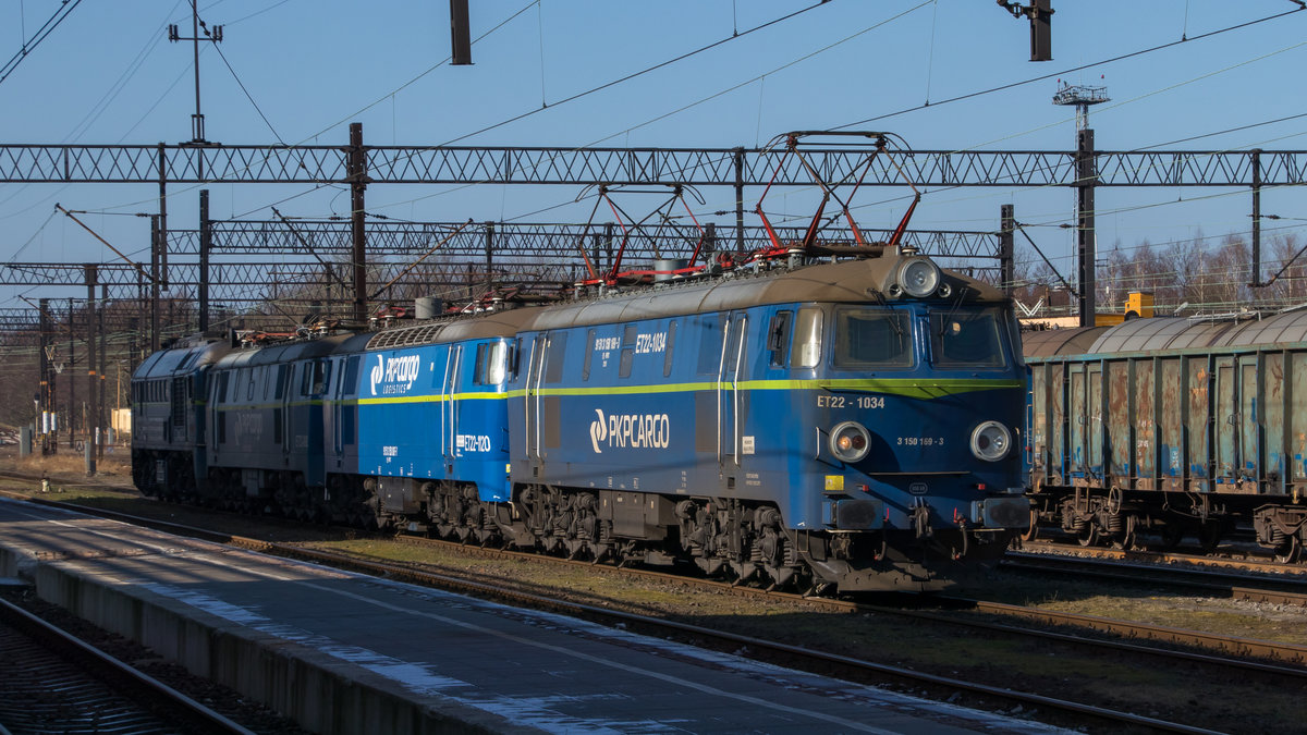 Die etwas ungewöhnliche Fuhre wurde am 16. Februar 2018 im Bahnhof Wegliniec eingefangen. Ein Lokzug mit ET22-748 und noch zwei weiteren ET22 und einer ST44. 