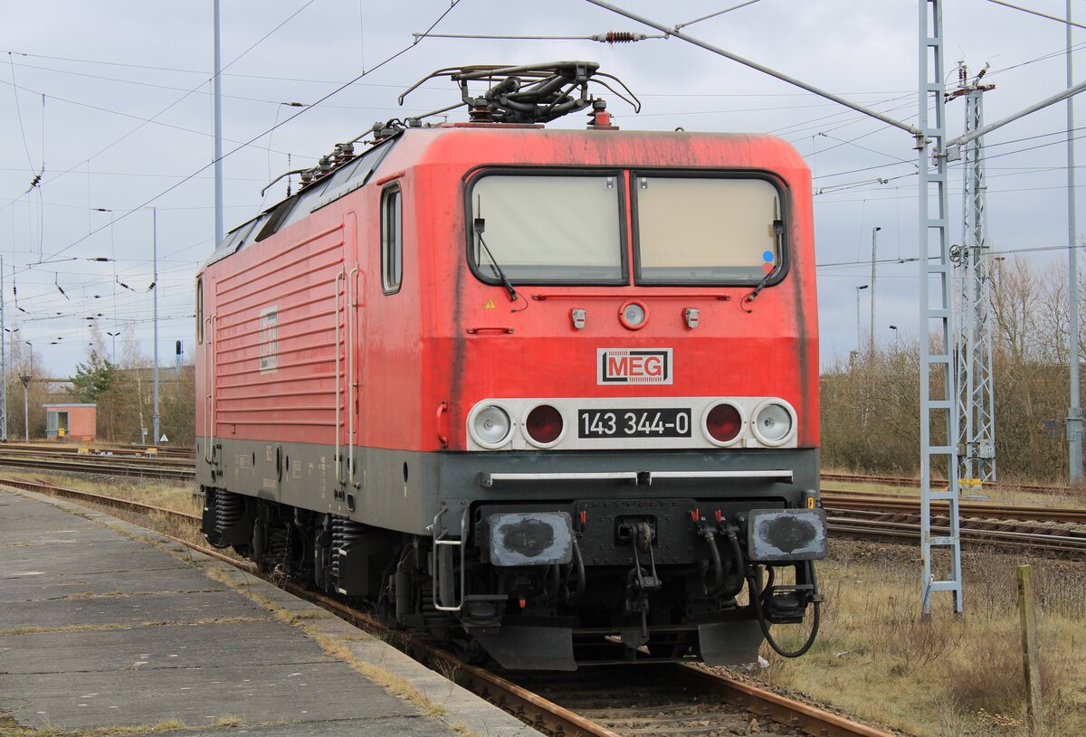 Die etwas voll geschnodderte 143 344 der MEG steht am heutigen 15.02.2022 am ehem. Haltepunkt Mukran Mitte. Sie brachte in der Nacht des 14.02. diverse alte Wagen aus Leipzig Engelsdorf nach Mukran.