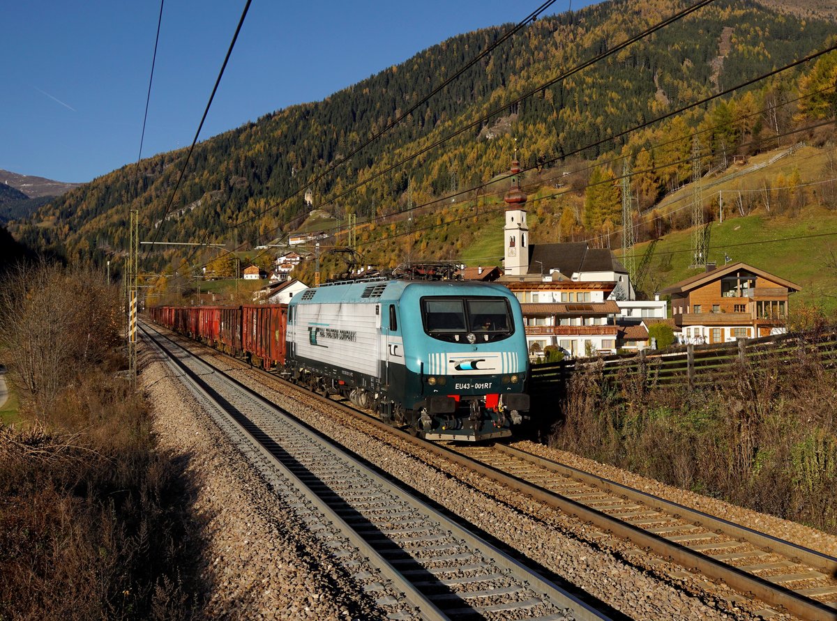 Die EU 43 001 mit einem Schrottzug am 31.10.2017 unterwegs bei Sterzing.