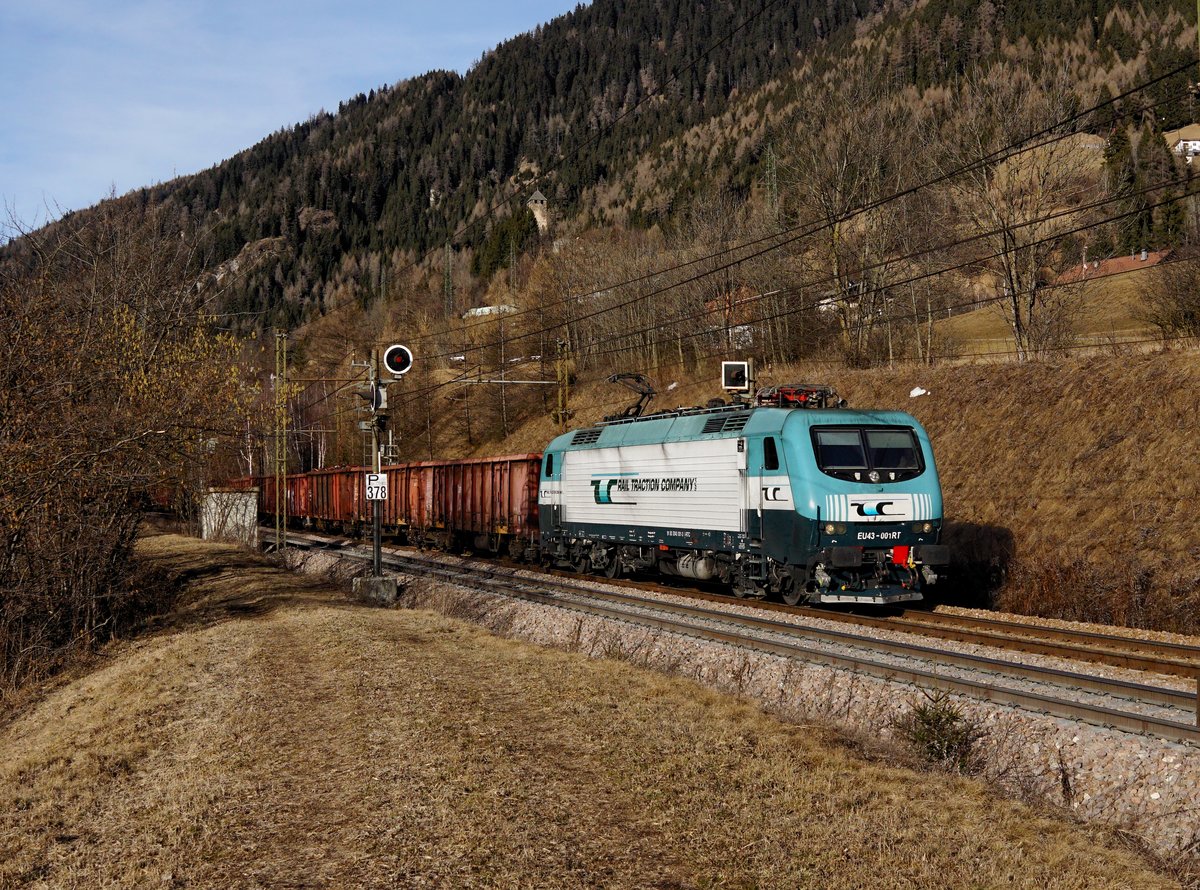 Die EU 43 001 mit einem Güterzug am 25.02.2017 unterwegs bei Sterzing.