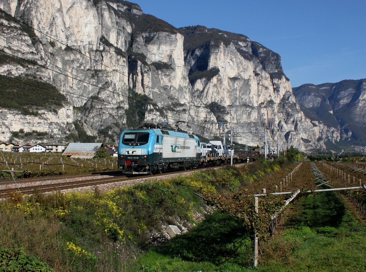 Die EU 43 002 mit einem Güterzug am 24.10.2015 unterwegs bei Mezzolombardo.