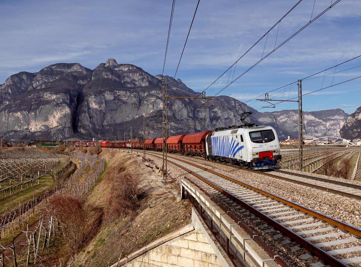 Die EU 43 003 mit einem Güterzug am 02.03.2019 unterwegs bei San Michele all'Adige.