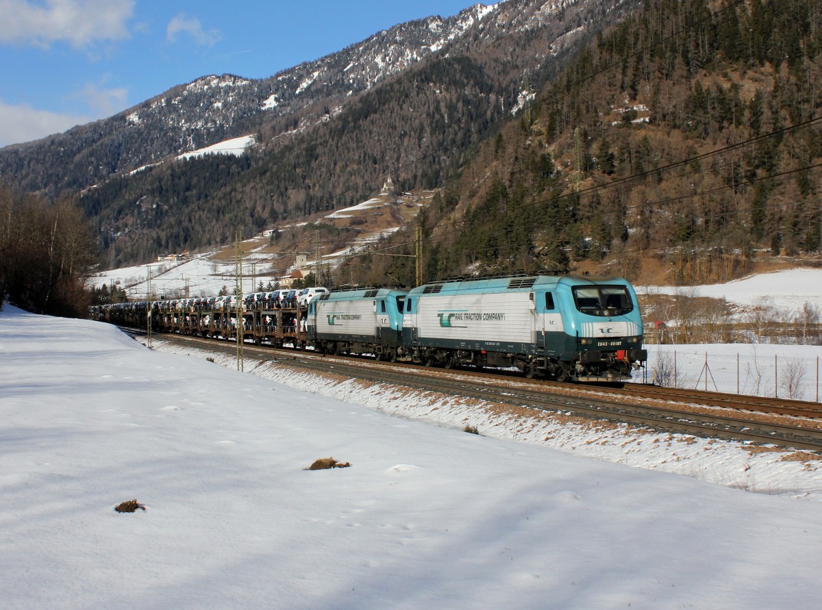 Die EU 43 004 und die EU 43 002 mit einem Autozug am 24.01.2015 unterwegs bei Mules.