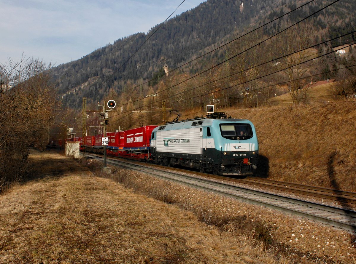Die EU 43 004 mit einem KLV-Zug am 06.02.2016 unterwegs bei Sterzing.
