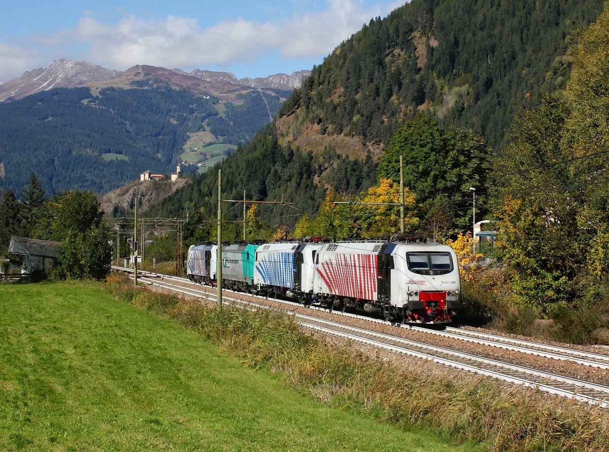Die EU 43 005, die EU 43 008, die E 483 004 und die 186 444 am 05.10.2016 unterwegs bei Campo di Trens.