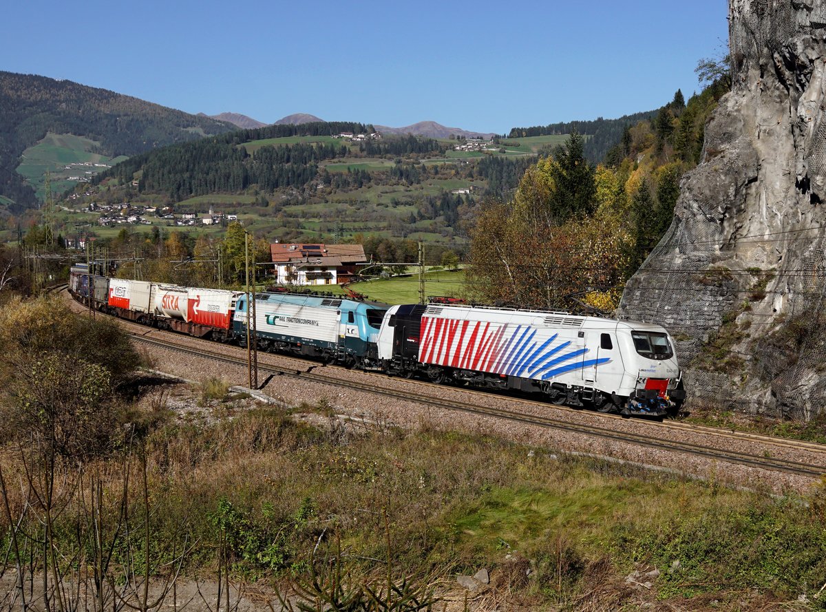 Die EU 43 007 und die EU 43 002 mit einem KLV-Zug am 12.10.2017 unterwegs bei Sterzing.