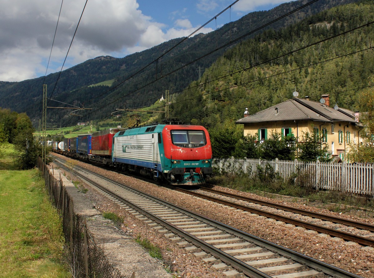 Die EU 43 007 mit einem KLV-Zug am 02.10.2014 unterwegs bei Mules.