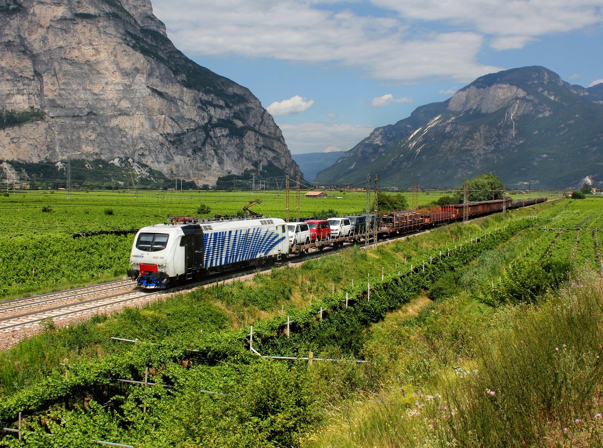 Die EU 43 008 mit einem Güterzug am 09.07.2016 unterwegs bei Salorno.