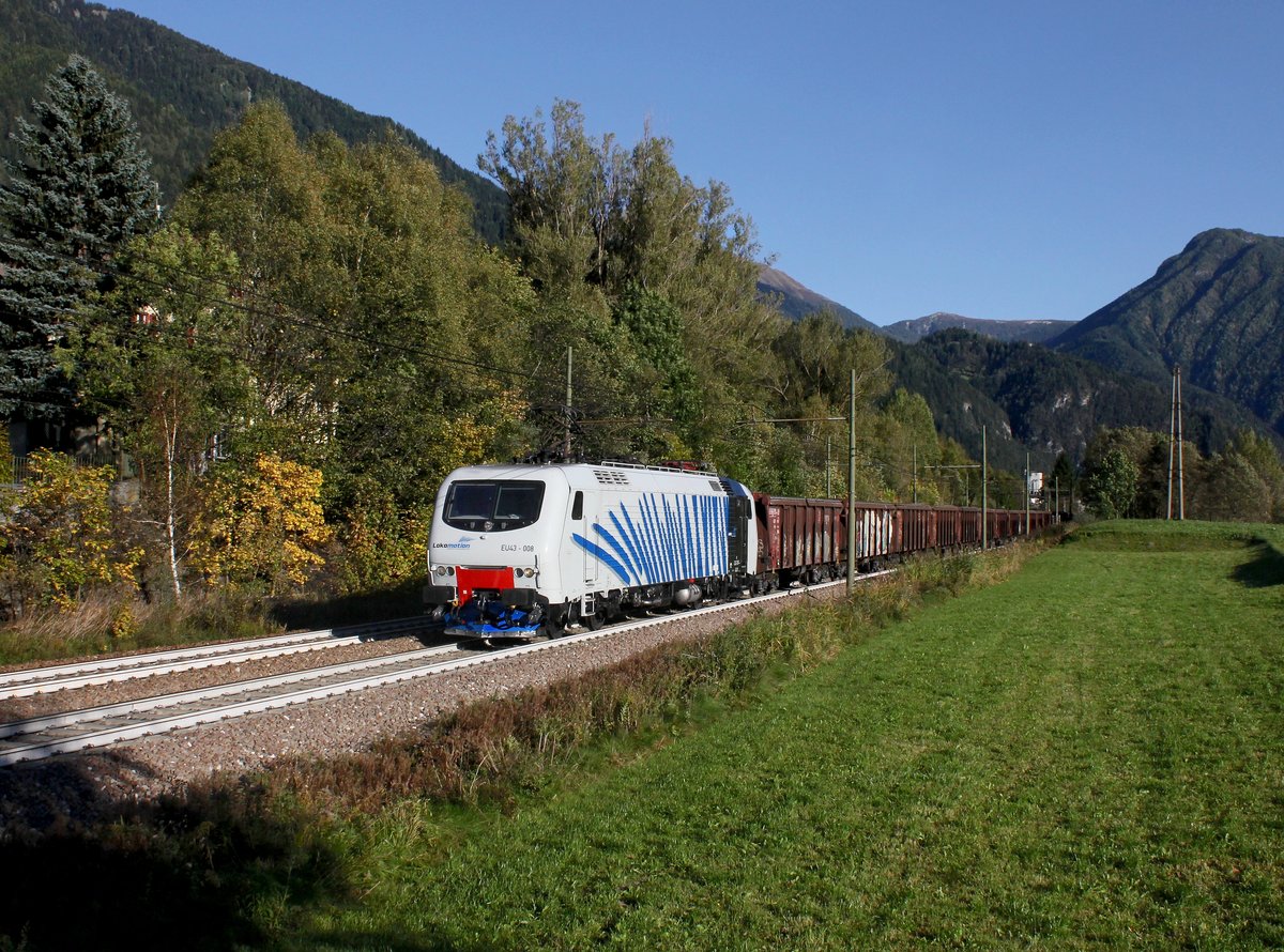 Die EU 43 008 mit einem Tonerdezug am 05.10.2016 unterwegs bei Campo di Trens.
