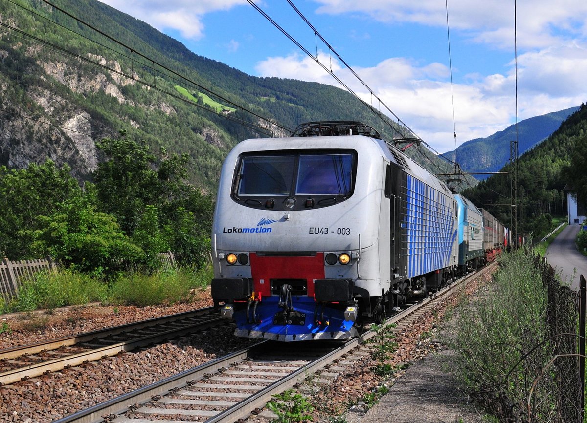 Die EU43-003 von RTC Brenneraufwärts vor einem Güterzug kurz vor Freiefeld am 15.07.17