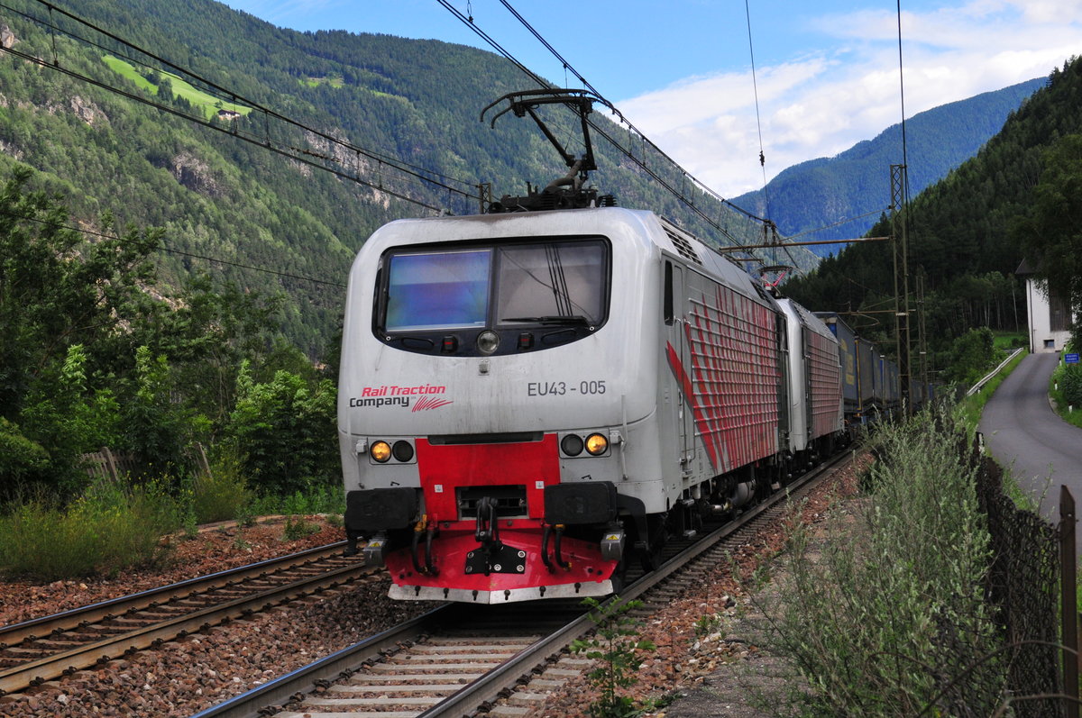 Die EU43-005 von RTC und eine Schwestermaschine Brenneraufwärts vor einem Güterzug kurz vor Freiefeld am 15.07.17