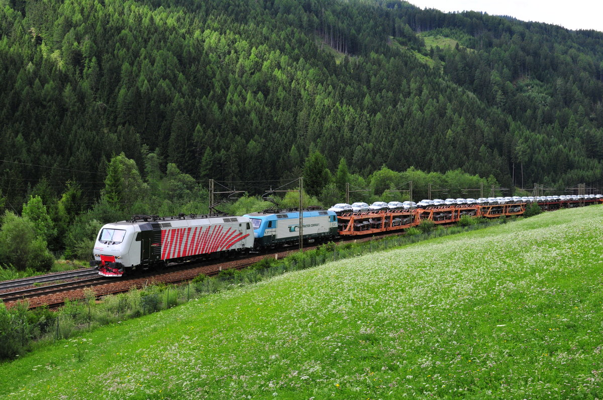 Die EU43-005 von RTC und eine Schwestermaschine vor einem Autozug mit Audi Neuwagen vom Brenner kommend kurz vor Gossensass am 15.07.17