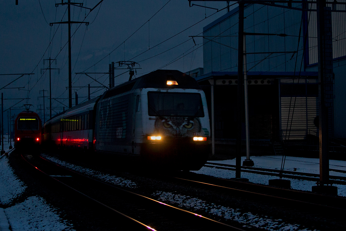>Die Eule fliegt wieder mal durchs nächtliche Revier>
Re 460 109 braustmit dem Ic von Chur nach Zürich HB bei Reichenburg vorbei.Bild vom 20.1.2015
