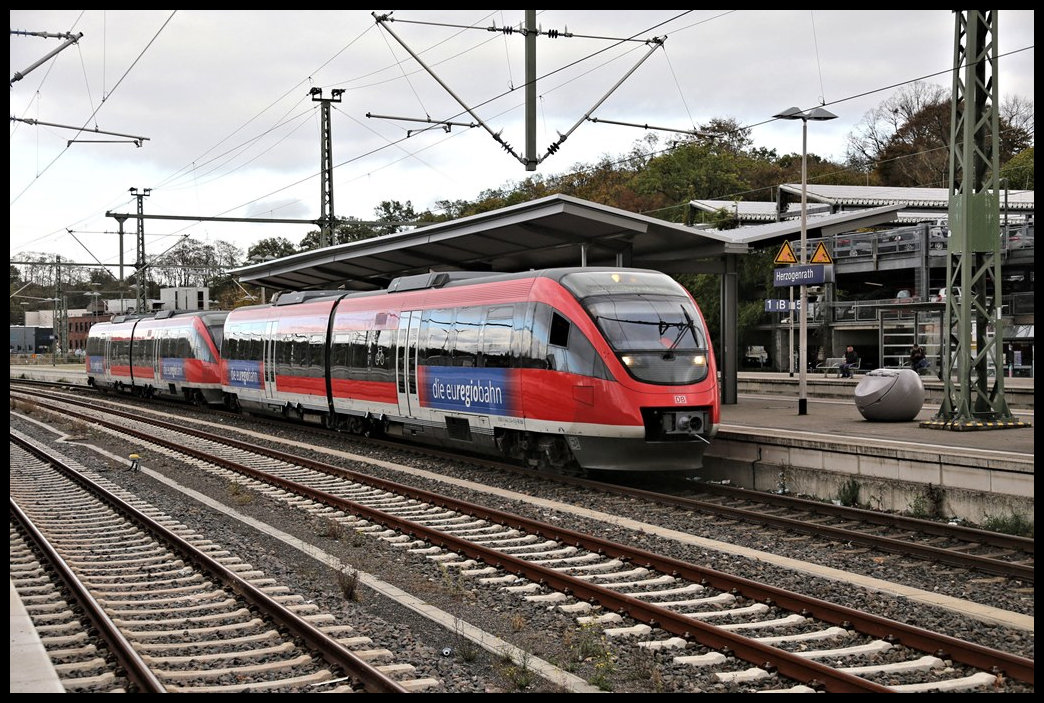 Die Euregiobahn fährt hier am 9.11.2022 um 15.18 Uhr in Form des Talent Triebwagen 643214 als RB 20 auf der Fahrt nach Stolberg in Herzogenrath ein.