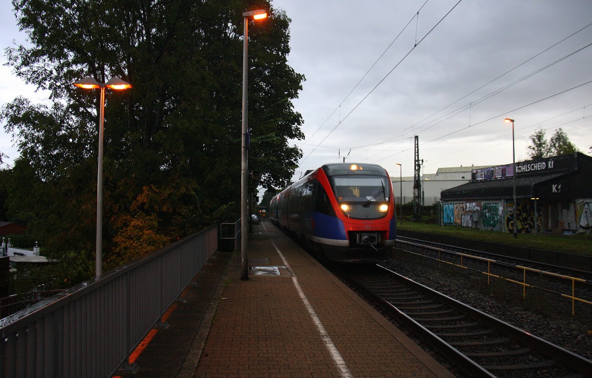 Die Euregiobahn (RB20) aus Heerlen(NL)-Stolberg-Altstadt-Düren kommt die Kohlscheider-Rampe hoch aus Richtung Herzogenrath und hält in Kohlscheid und fährt in Richtung Richterich,Laurensberg,Aachen-West. 
Bei strömenden Regen  am Morgen vom 7.10.2014.