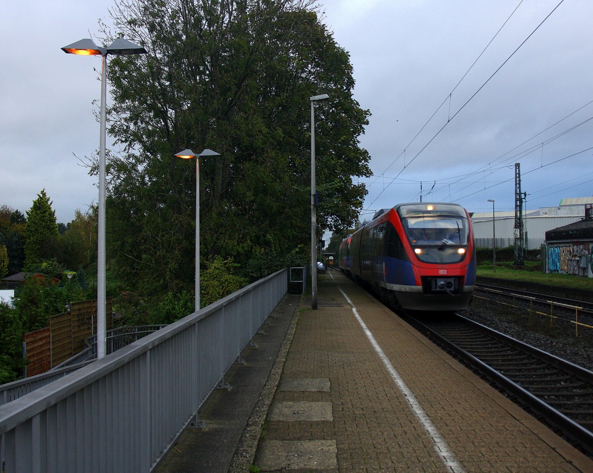 Die Euregiobahn (RB20) aus Heerlen(NL)-Stolberg-Altstadt-Düren kommt die Kohlscheider-Rampe hoch aus Richtung Herzogenrath und hält in Kohlscheid und fährt in Richtung Richterich,Laurensberg,Aachen-West.
Bei Sonne und Regenwolken am Morgen vom 17.10.2014. 