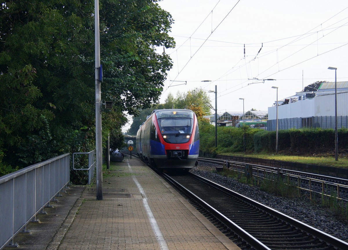 Die Euregiobahn (RB20) aus Heerlen(NL)-Stolberg-Hbf kommt die Kohlscheider-Rampe hoch aus Richtung Herzogenrath und hält in Kohlscheid und fährt in Richtung Richterich,Laurensberg,Aachen-West.  
Bei schönem Sonnenschein am Morgen vom 19.9.2014.