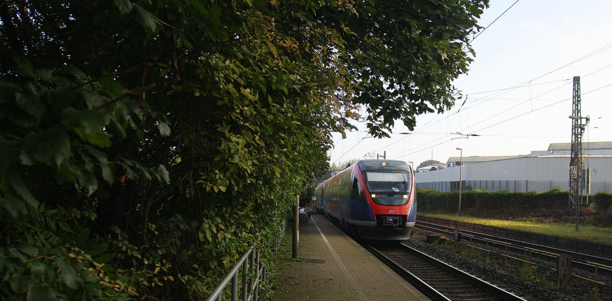 Die Euregiobahn (RB20) aus Heerlen(NL)-Stolberg-Hbf kommt die Kohlscheider-Rampe hoch aus Richtung Herzogenrath und hält in Kohlscheid und fährt in Richtung Richterich,Laurensberg,Aachen-West. Bei schönem Sonnenschein am Morgen vom 23.9.2014. 