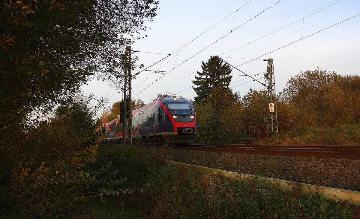 Die Euregiobahn (RB20) aus Heerlen(NL)-Stolberg-Hbf kommt aus Richtung Herzogenrath,Kohlscheid, und fährt in Richtung  Richterich,Laurensberg,Aachen-West.
Aufgenommen zwischen Aachen und Kohlscheid in Uersfeld in der Abendstimmung am Abend vom 31.10.2014.