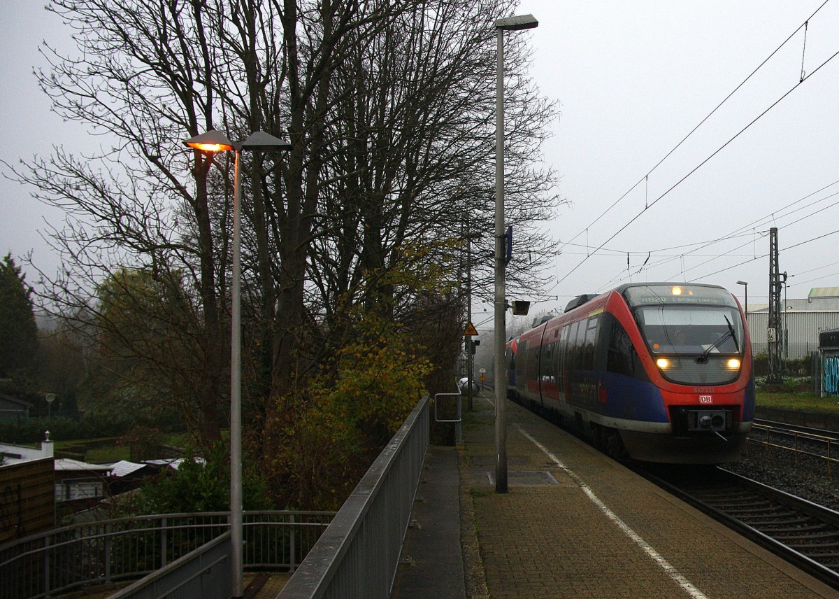 Die Euregiobahn (RB20) aus Heerlen(NL)-Stolberg-Hbf kommt die Kohlscheider-Rampe hoch aus Richtung Herzogenrath und hält in Kohlscheid und fährt in Richtung Richterich,Laurensberg,Aachen-West. 
Bei Nebelwolken an einem Kalten am Vormittag vom 3.12.2014.