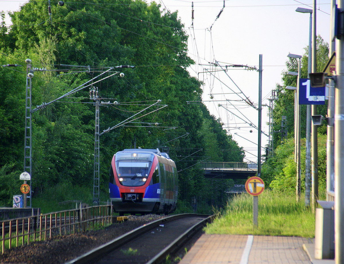 Die Euregiobahn (RB20) aus Stolberg-Rheinland-Hbf nach Stolberg-Altstadt(Rheinland) und kamm die Kohlscheider-Rampe hoch aus Richtung Herzogenrath und hilt in Kohlscheid und fährt in Richtung Richterich,Laurensberg,Aachen-West,Aachen-Schanz,Aachen-Hbf. Aufgenommen von Bahnsteig 1 in Kohlscheid. 
Bei schönem Sonnenschein am Abend vom 21.5.2017.