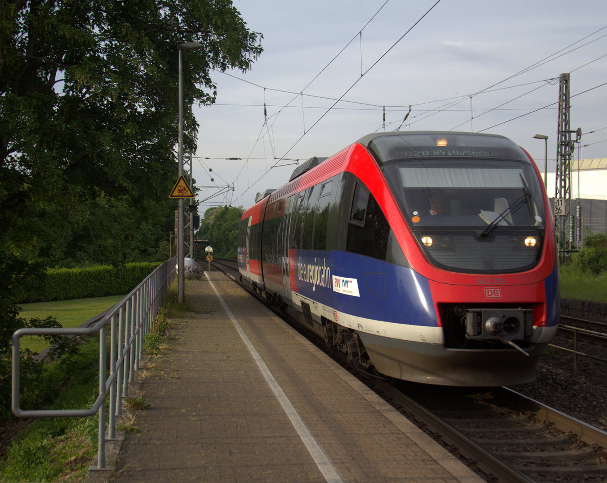 Die Euregiobahn (RB20) aus Stolberg-Rheinland-Hbf nach Stolberg-Altstadt(Rheinland) und kamm die Kohlscheider-Rampe hoch aus Richtung Herzogenrath und hilt in Kohlscheid und fährt in Richtung Richterich,Laurensberg,Aachen-West,Aachen-Schanz,Aachen-Hbf. 
Aufgenommen von Bahnsteig 2  in Kohlscheid. 
Bei Sommerwetter am Abend vom 12.5.2018.