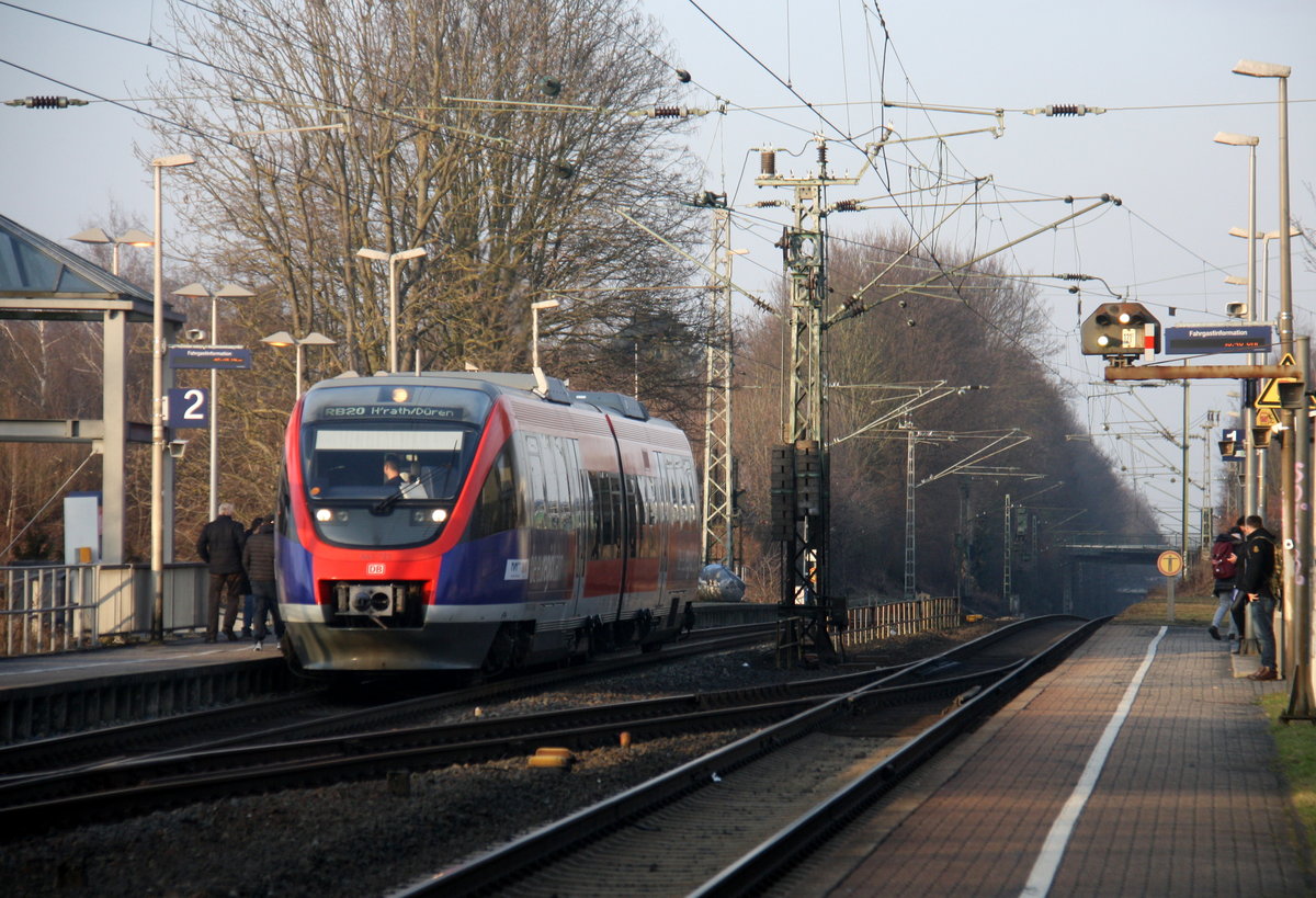 Die Euregiobahn (RB20) aus Stolberg-Rheinland-Hbf nach Aachen-Hbf und kamm ie Kohlscheider-Rampe hoch aus Richtung Herzogenrath und hilt in Kohlscheid und fährt  in Richtung Richterich,Laurensberg,Aachen-West,Aachen-Schanz,Aachen-Hbf.
Aufgenommen von Bahnsteig 1 in Kohlscheid. 
Bei Sonnenschein am Kalten Nachmittag vom 12.2.2017. 