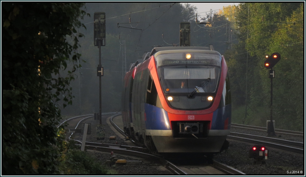 Die Euregiobahn (RB20) fährt am frühen Morgen in Kohlscheid ein. Szenario von der Kbs 485 am 11.Okt.2014.