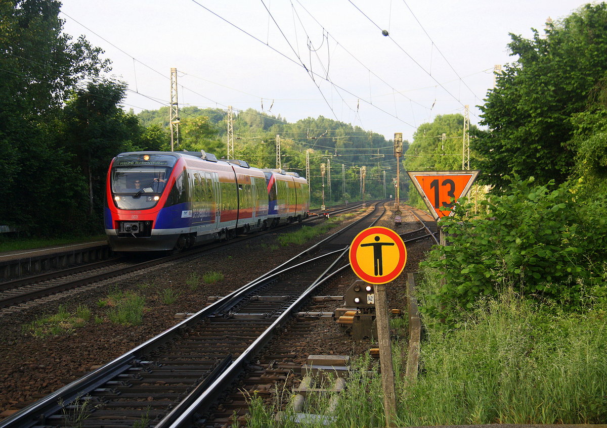 Die Euregiobahn (RB20) kommt aus Düren nach Herzogenrath,Stolberg-Rheinland(Hbf) und kommt aus Richtung Aachen-West,Laurensberg,Richterich und hält in Kohlscheid und fährt in Richtung Herzogenrath. 
Aufgenommen von Bahnsteig 2 in Kohlscheid. 
Bei Sommerwetter am Morgen vom 30.5.2017.