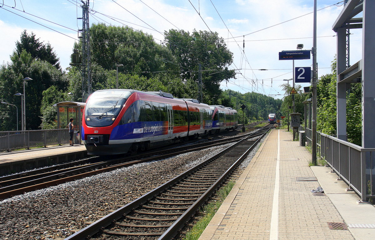 Die Euregiobahn (RB20) kommt aus Düren nach Herzogenrath,Stolberg-Rheinland(Hbf) und kommt aus Richtung Aachen-West,Laurensberg,Richterich und hält in Kohlscheid und fährt in Richtung Herzogenrath. Aufgenommen von Bahnsteig 2 in Kohlscheid. 
Bei Sommerwetter am Mittag vom 8.7.2017.