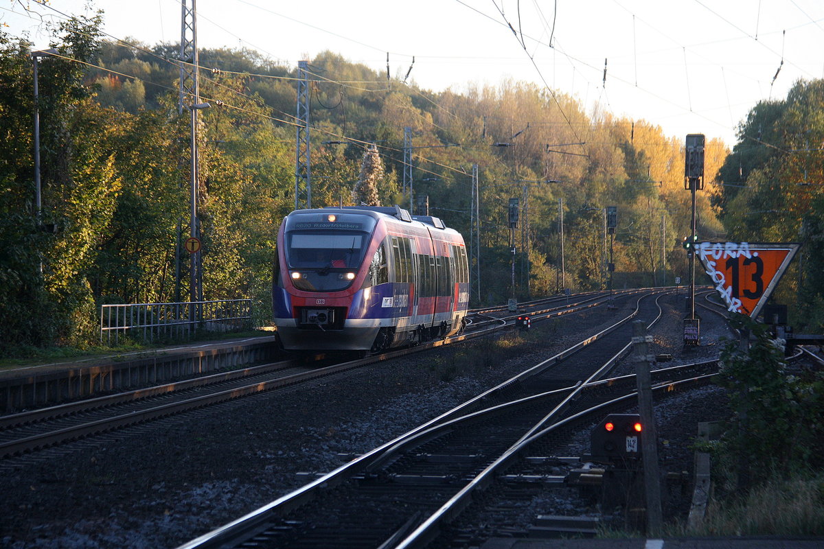 Die Euregiobahn (RB20) kommt aus Düren nach Alsdorf,Stolberg-Rheinland-Hbf und kommt aus Richtung Aachen-West,Laurensberg,Richterich und hält in Kohlscheid und fährt in Richtung Herzogenrath. 
Aufgenommen von Bahnsteig 2 in Kohlscheid. 
In der Abendsonne am Abend vom 14.10.2017.