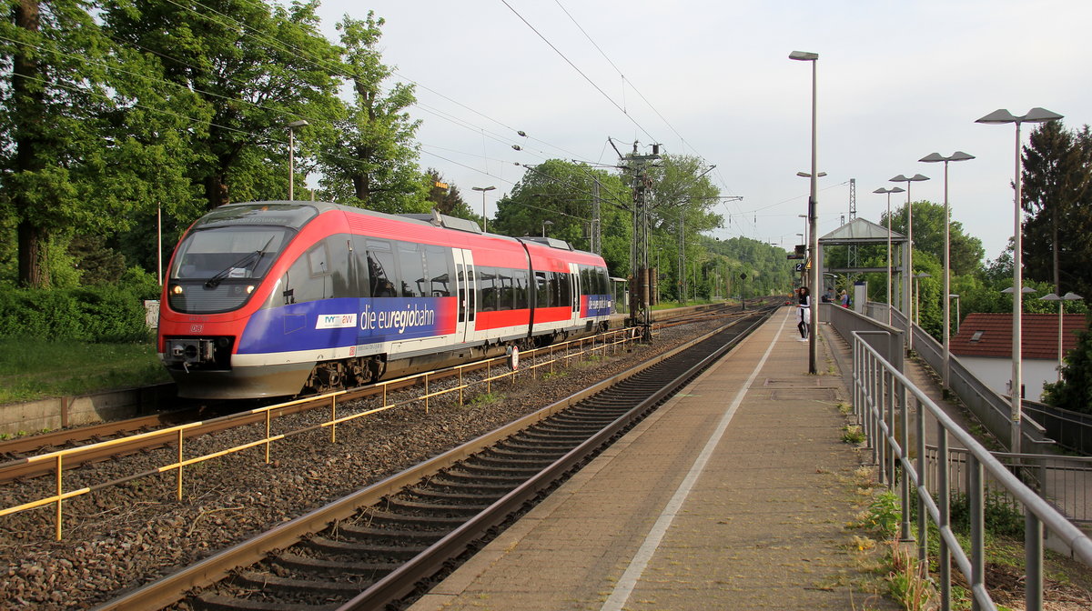 Die Euregiobahn (RB20) kommt aus Aachen-Hbf nach Stolberg-Rheinland-Hbf und kommt aus Richtung Aachen-West,Laurensberg,Richterich und hält in Kohlscheid und fährt in Richtung Herzogenrath. 
Aufgenommen von Bahnsteig 2 in Kohlscheid.
Bei Sommerwetter am Abend vom 12.5.2018.