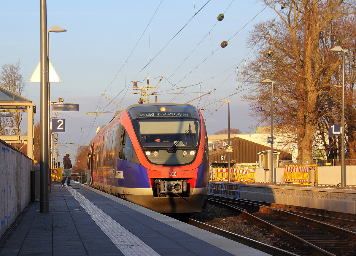 Die Euregiobahn (RB20) kommt aus Alsdorf nach Stolberg-Rheinland-Altstadt und kamm die Kohlscheider-Rampe hoch aus Richtung Herzogenrath und hilt in Kohlscheid und fährt in Richtung Richterich,Laurensberg,Aachen-West,Aachen-Schanz,Aachen-Hbf. 
Aufgenommen von Bahnsteig 2 in Kohlscheid.
Bei Sonnenschein am Kalten Nachmittag vom 25.12.2018. 