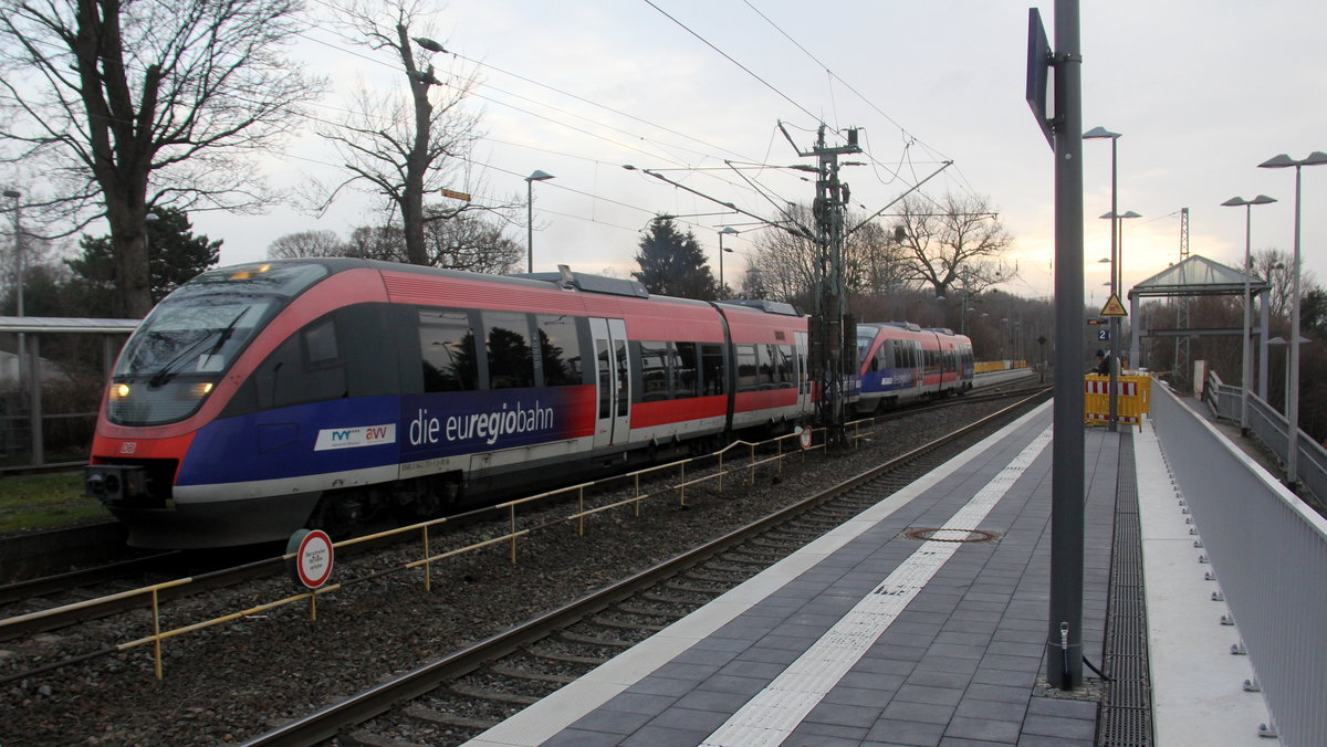 Die Euregiobahn (RB20) kommt aus Düren,Stolberg-Altstadt nach Alsdorf,Stolberg-Rheinland-Hbf und kommt aus Richtung Aachen-West,Laurensberg,Richterich und hält in Kohlscheid und fährt in Richtung Herzogenrath. 
Aufgenommen von Bahnsteig 2 in Kohlscheid.
Bei Sonne und Schneewolken am Kalten Nachmittag vom 10.1.2019.