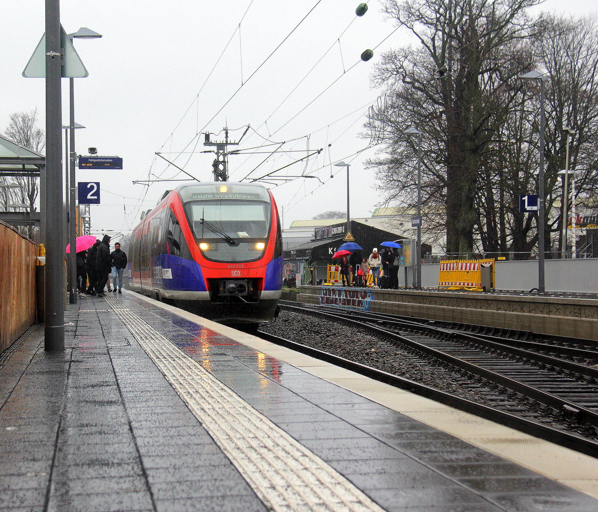 Die Euregiobahn (RB20) kommt aus Stolberg-Rheinland-Hbf nach Düren und kamm die Kohlscheider-Rampe hoch aus Richtung Herzogenrath und hilt in Kohlscheid und fährt in Richtung Richterich,Laurensberg,Aachen-West,Aachen-Schanz,Aachen-Hbf. 
Aufgenommen von Bahnsteig 2 in Kohlscheid.
Bei Regenwetter am Nachmittag vom 13.1.2019.
