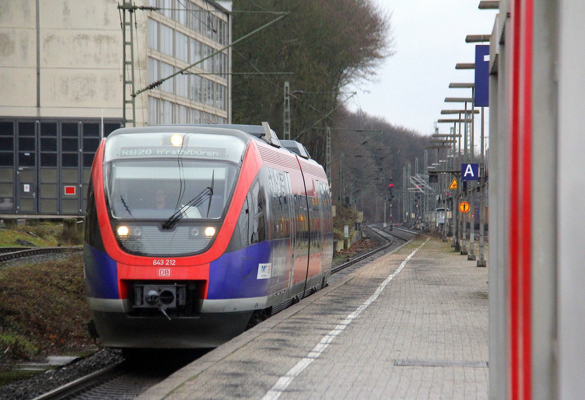 Die Euregiobahn (RB20) kommt aus Stolberg-Rheinland-Hbf nach Düren und kommt aus Richtung Herzogenrath, Kohlscheid,Richterich,Laurensberg und fährt in Aachen-West ein und hält in Aachen-West und fährt dann weiter in Richtung Aachen-Schanz,Aachen-Hbf. 
Aufgenommen vom Bahnsteig in Aachen-West. 
Bei Regenwetter am Nachmittag vom 26.1.2019.
