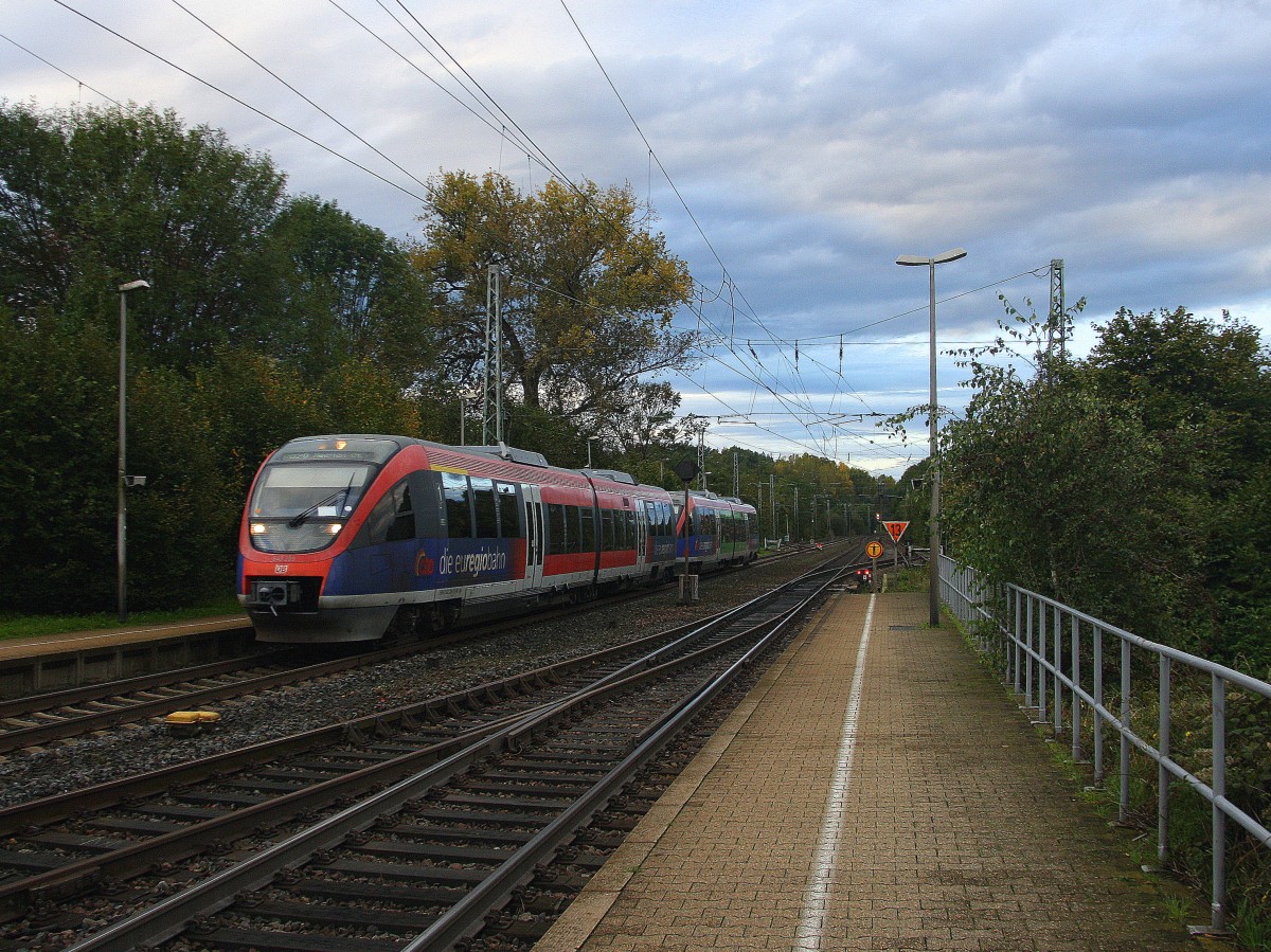 Die Euregiobahn (RB20) kommt aus Langerwehe-Stolberg-Altstadt nach Heerlen(NL) aus Richtung Aachen-West,Laurensberg,Richterich und hält in Kohlscheid und fährt in Richtung Herzogenrath.
Bei Sonne und Regenwolken am Morgen vm 13.10.2014.