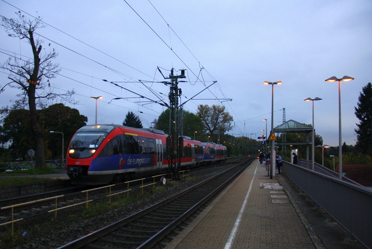 Die Euregiobahn (RB20) kommt aus Langerwehe-Stolberg-Altstadt nach Heerlen(NL) aus Richtung Aachen-West,Laurensberg,Richterich und hält in Kohlscheid und fährt in Richtung Herzogenrath.
Bei Regenwolken am Morgen vom 21.10.2014.