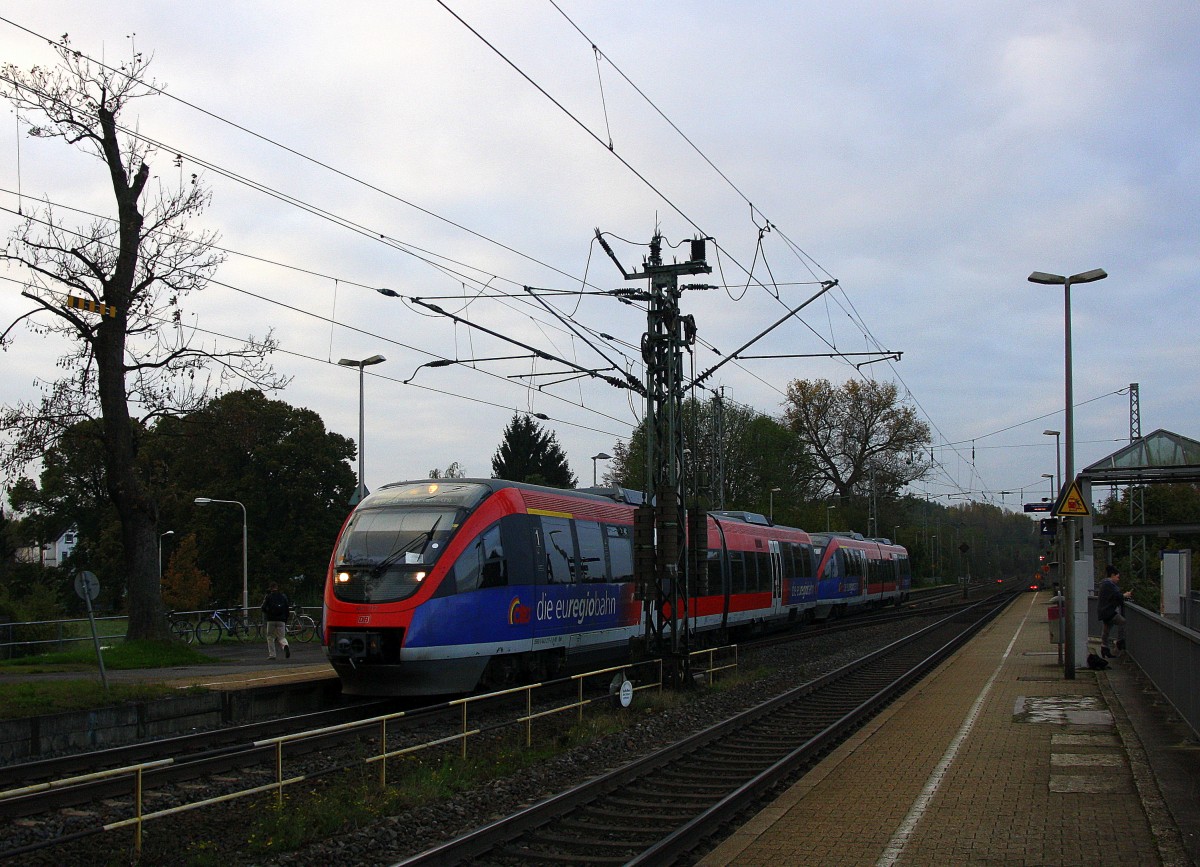 Die Euregiobahn (RB20) kommt aus Langerwehe-Stolberg-Altstadt nach Heerlen(NL) aus Richtung Aachen-West,Laurensberg,Richterich und hält in Kohlscheid und fährt in Richtung Herzogenrath. 
Bei Sonne und Wolken am Morgen vom 23.10.2014.