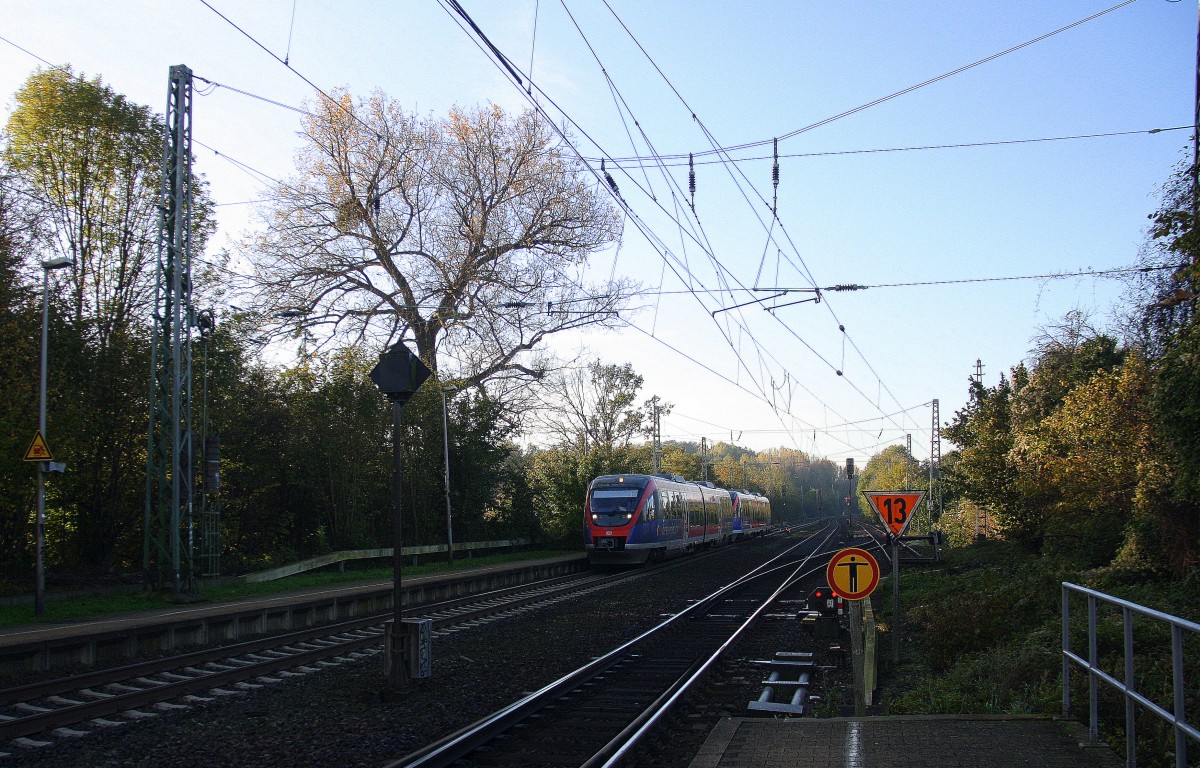Die Euregiobahn (RB20) kommt aus Langerwehe-Stolberg-Altstadt nach Heerlen(NL) aus Richtung Aachen-West,Laurensberg,Richterich und hält in Kohlscheid und fährt in Richtung Herzogenrath.
Bei schönem Sonnenschein am Morgen vom 27.10.2014.